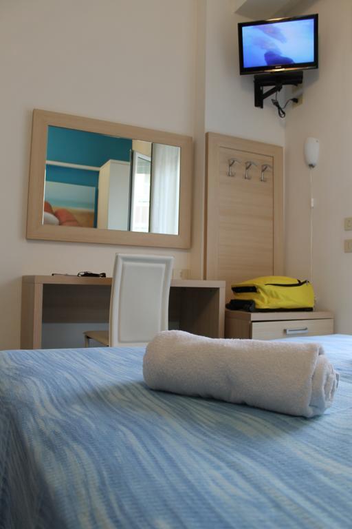 Hotel Esperia Cattolica Szoba fotó