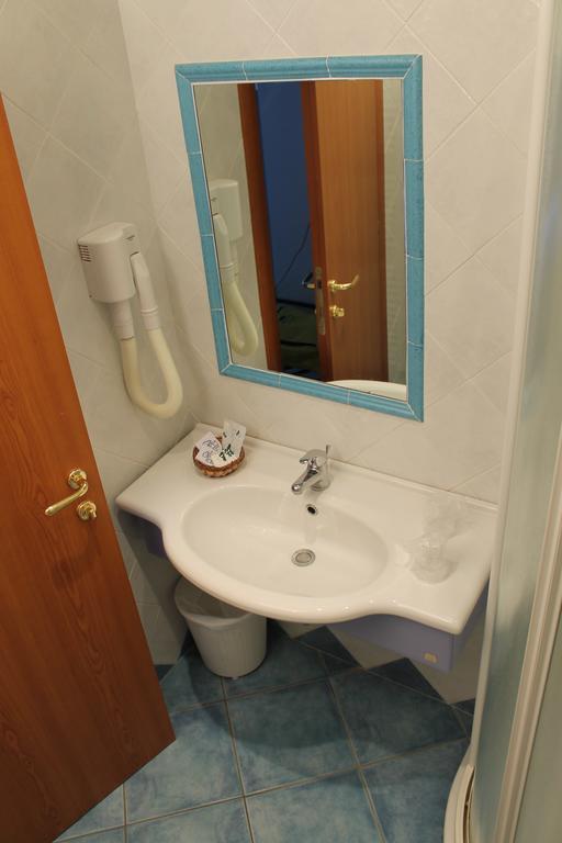Hotel Esperia Cattolica Szoba fotó